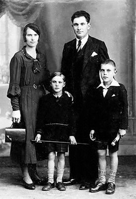 1933 - Sacilotto (à direita) com os pais Antonio e Tereza e o irmão Nelson
