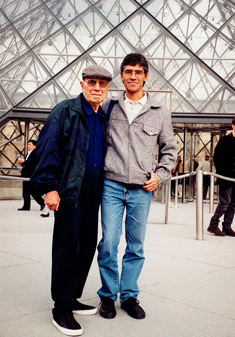 1999 - Sacilotto com Adamastor na entrada do Louvre, Paris