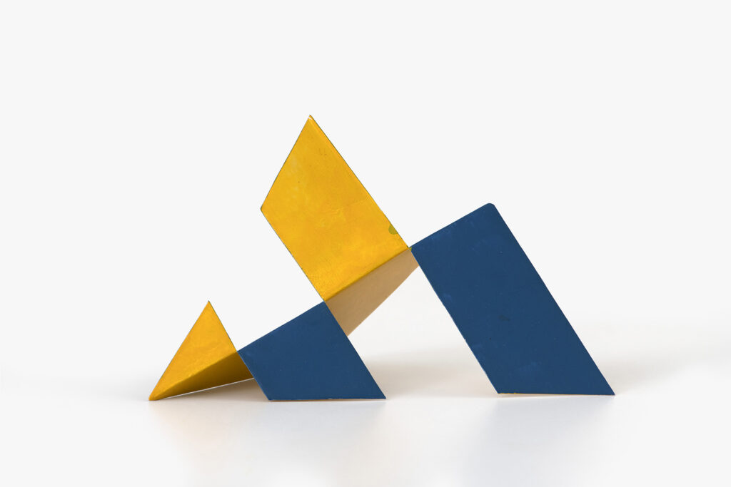 Maquete escultura 1 (amarela e azul)