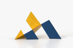 Maquete escultura 1 (amarela e azul)