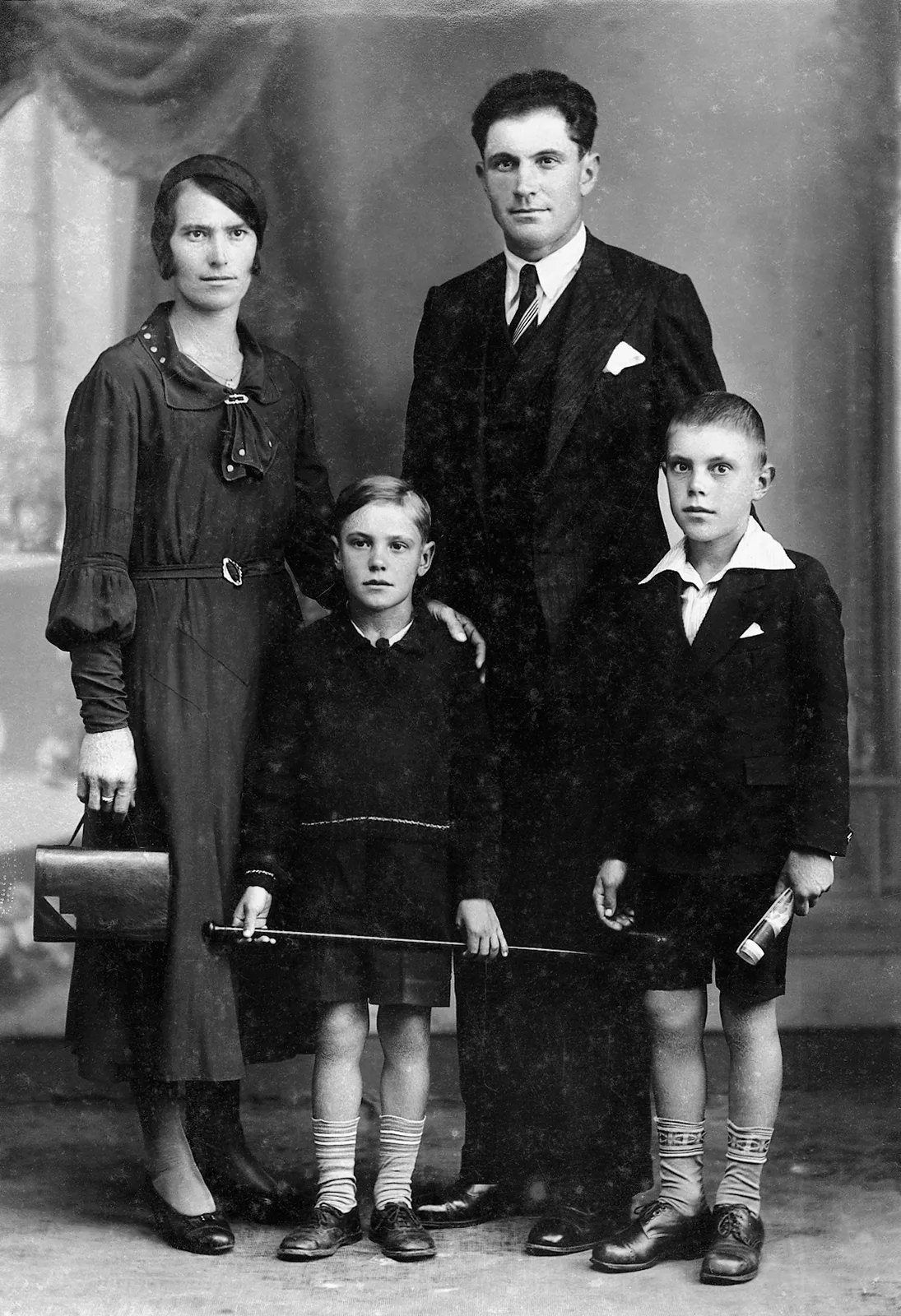 Sacilotto, à direita, com a mãe, Thereza, o pai, Antonio, e o irmão, Nelson, em 1933