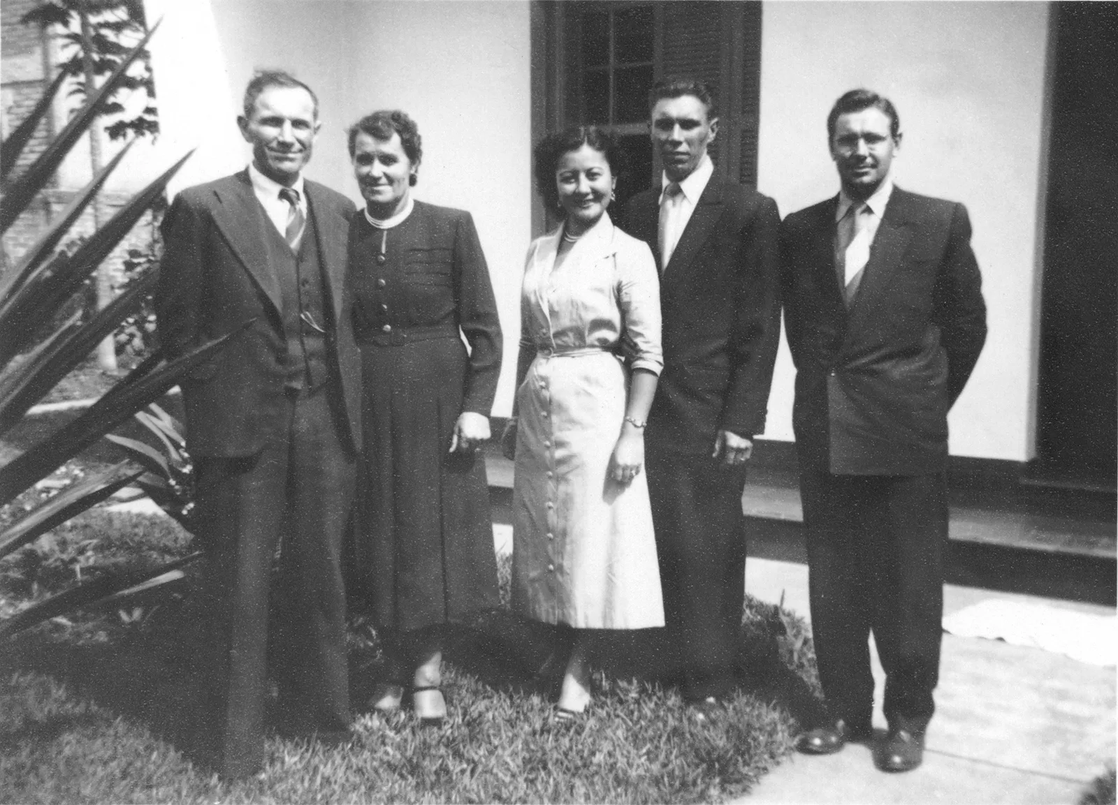 Thereza e Antonio (pais), Helena, Sacilotto e Nelson (irmão) no quintal de sua casa em Santo André, c. 1951