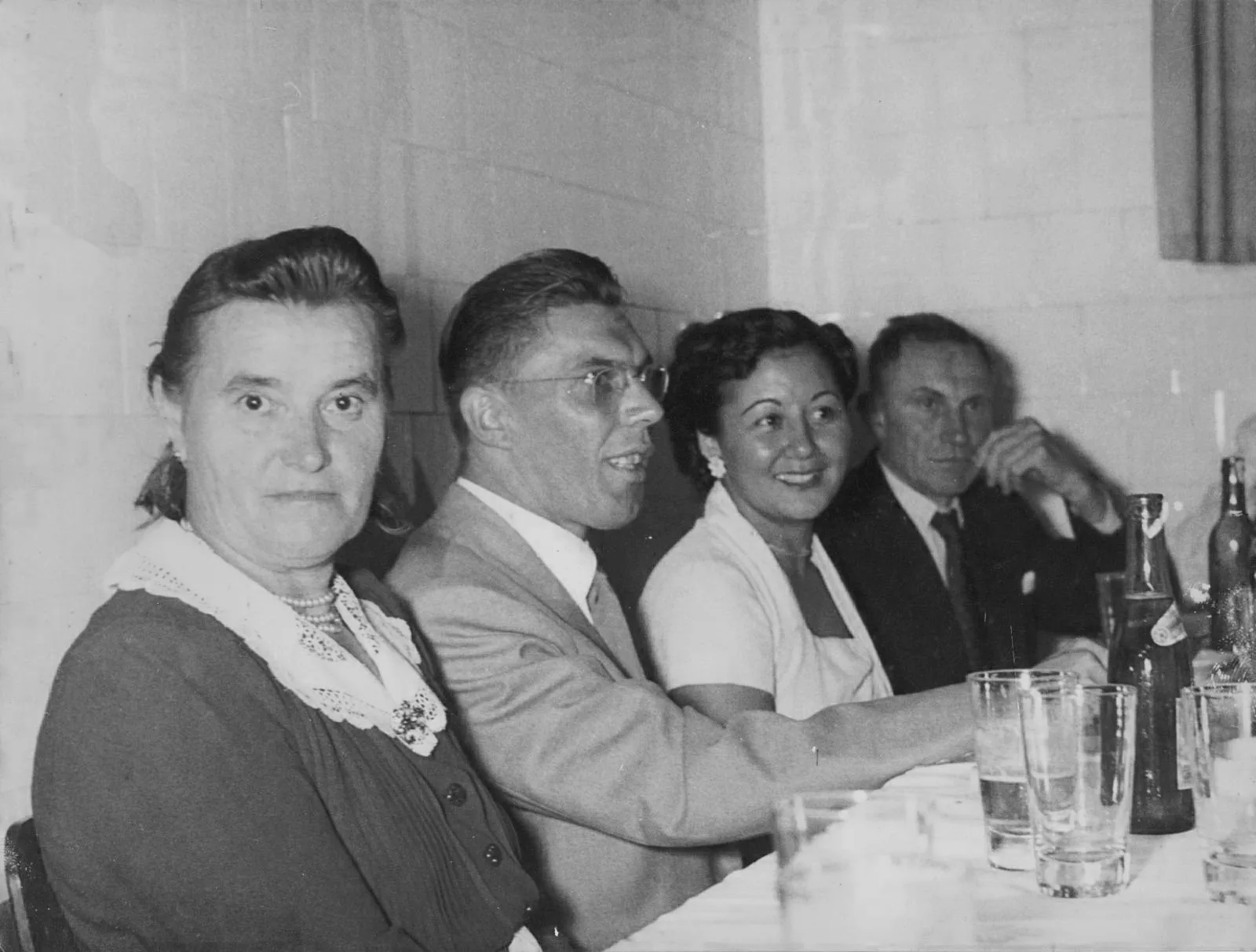 Sacilotto, sua mãe, Thereza Cancellier Sacilotto (à esquerda), Helena, sua esposa, e Antonio, seu pai, década de 1950