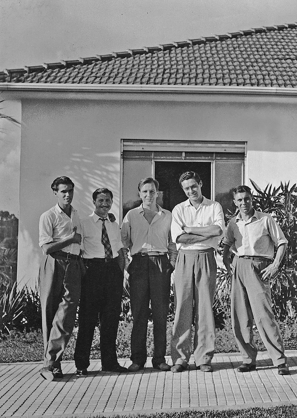 Luiz Sacilotto, o último da esquerda para a direita, quando era assistente de cenografia na Cia. Cinematográfica Vera Cruz, 1950-1951
