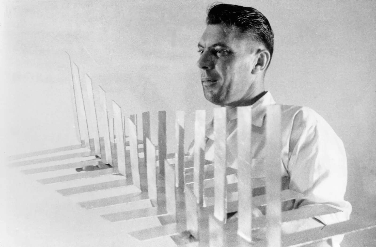 Fotografia de Luiz Sacilotto com a escultura "Concreção 5940", 1959