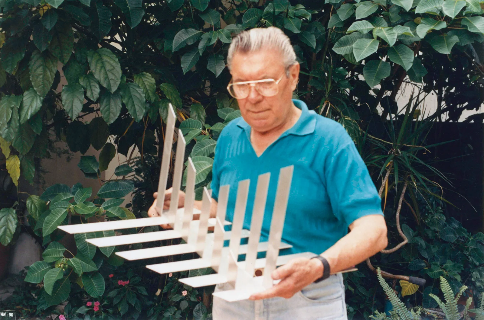 Sacilotto e a obra C 5949 em sua casa. Santo André, c. 1990
