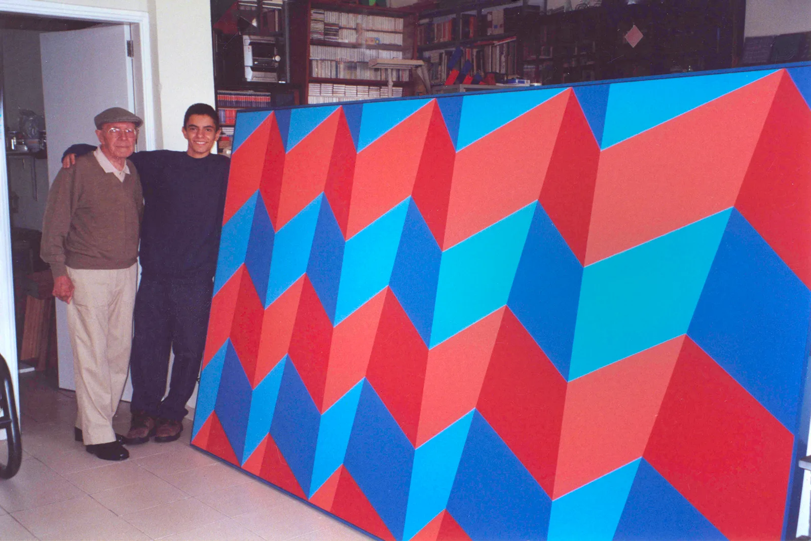 Sacilotto e o neto Renan ao lado do painel reproduzido para o programa Metrópolis, da TV Cultura, 2001