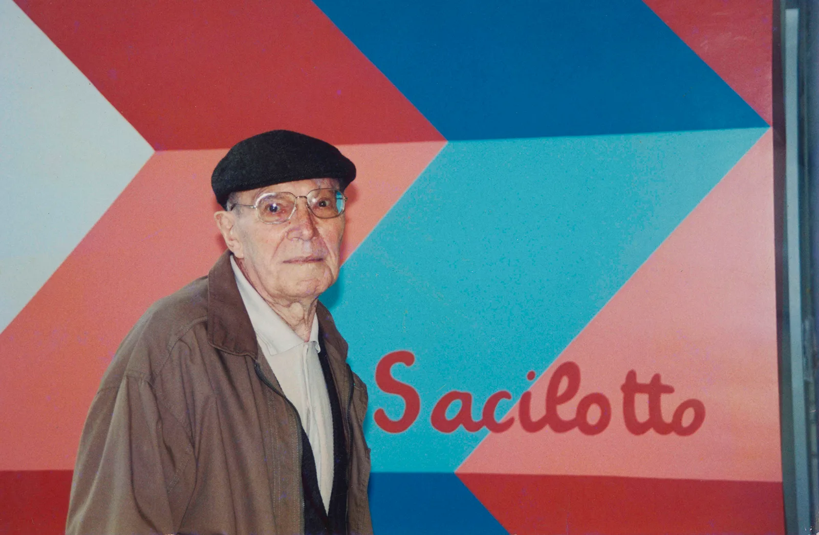 Sacilotto em frente ao painel do Sesc Santo André, 2001