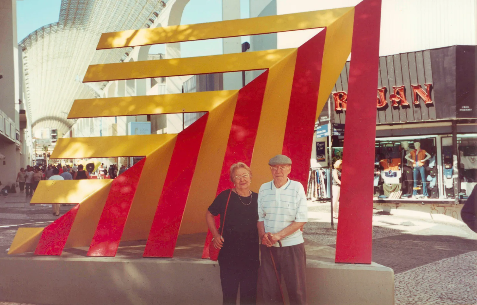 Sacilotto e a esposa, Helena, diante da escultura "Concreção 0005". Santo André, 2000