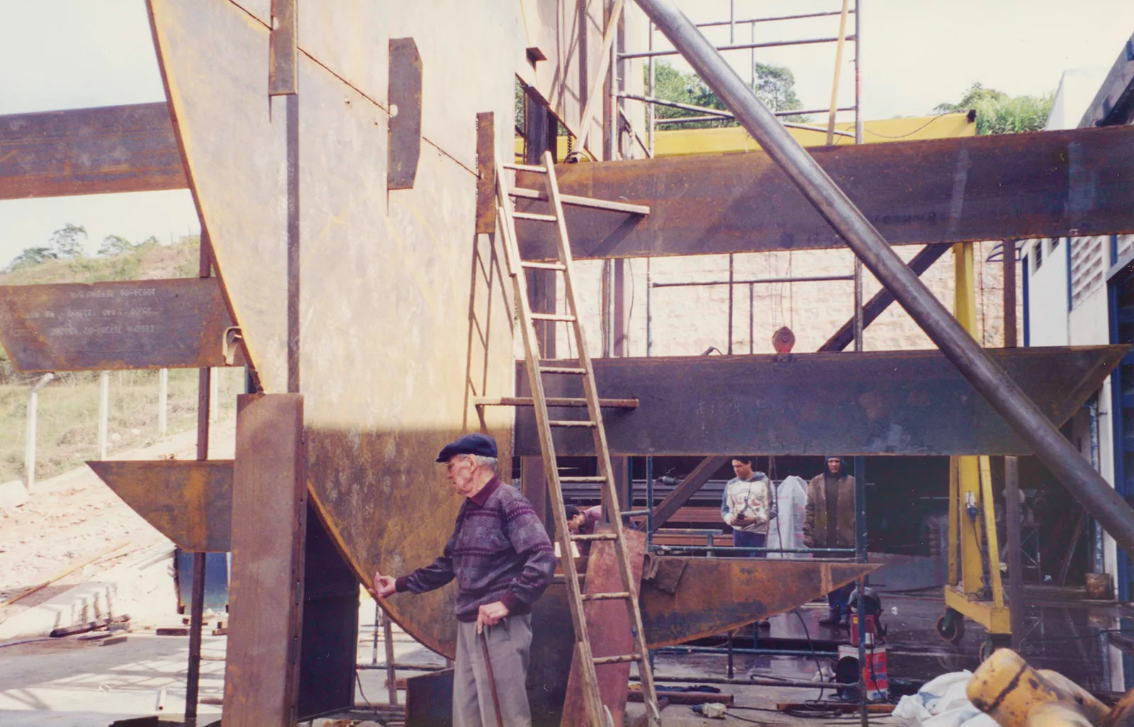 Sacilotto acompanhando a construção da escultura pública "Concreção 0011", 2000