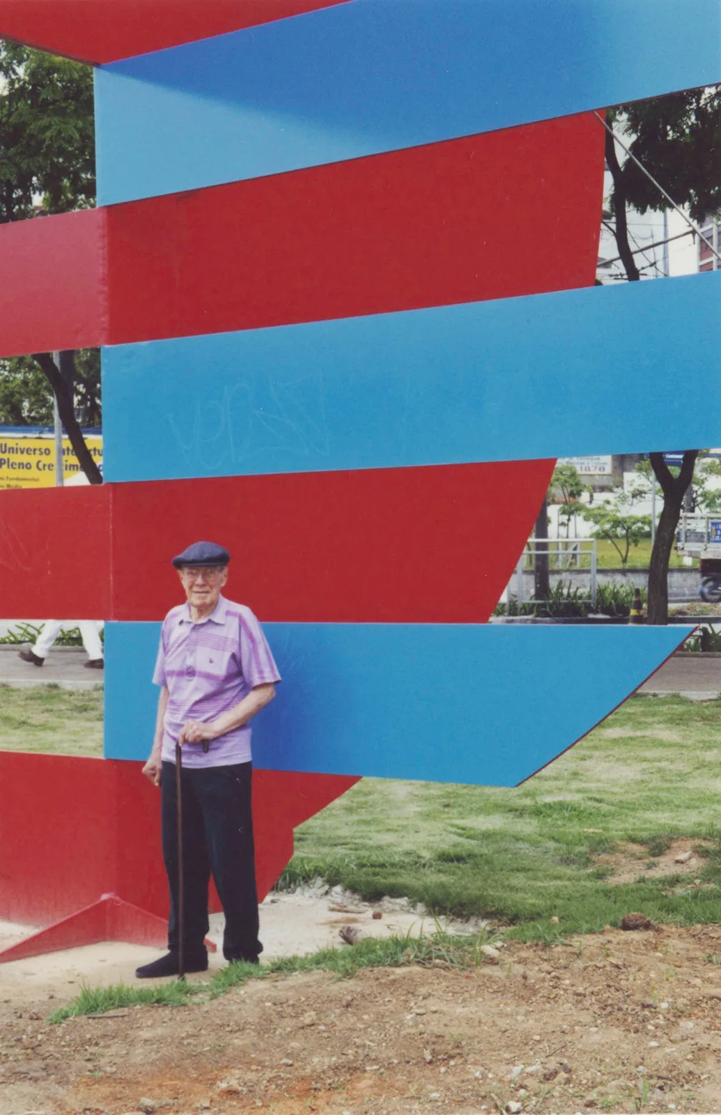 Luiz Sacilotto, “C 0011”, 2000, aço carbono pintado, Ø 800 cm. Santo André, SP