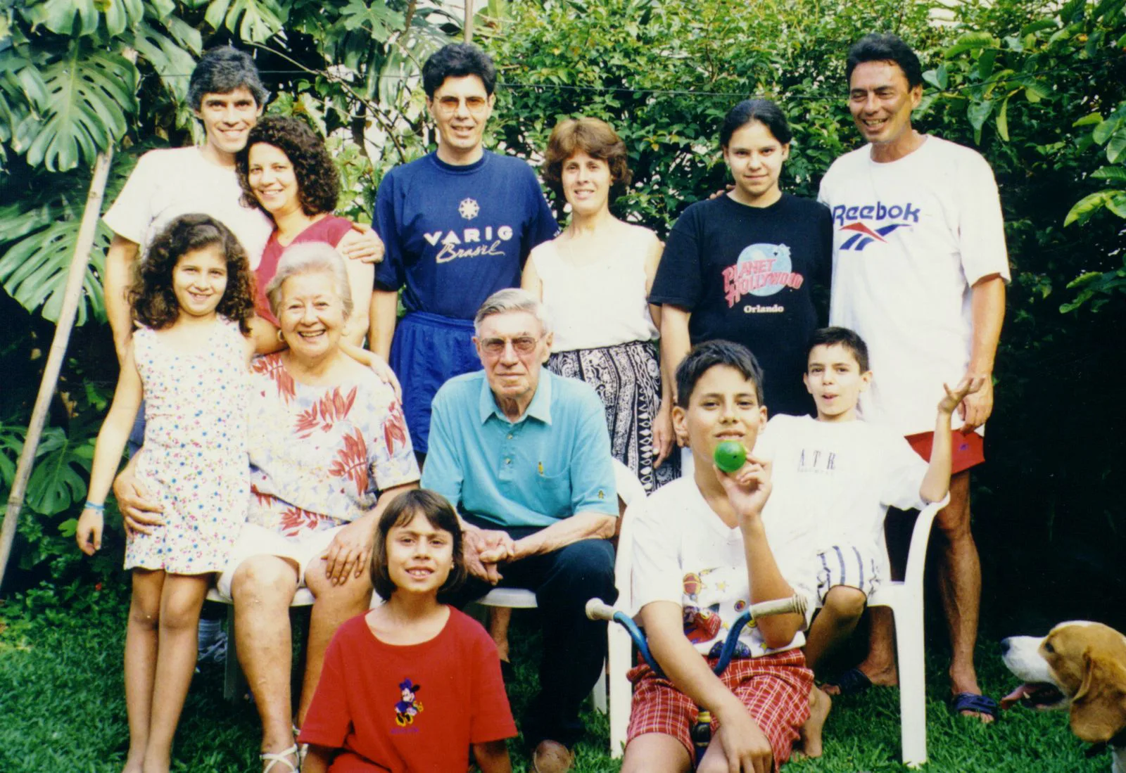 Ao fundo, da esquerda para a direita, os filhos Adamastor, Valter e Oscar, as noras Áurea e Cristina, e a neta Renata. Em primeiro plano, Sacilotto e a esposa, Helena, e os netos, da esquerda para a direita, Natália, Laura, Lucas e Renan, c. 1999