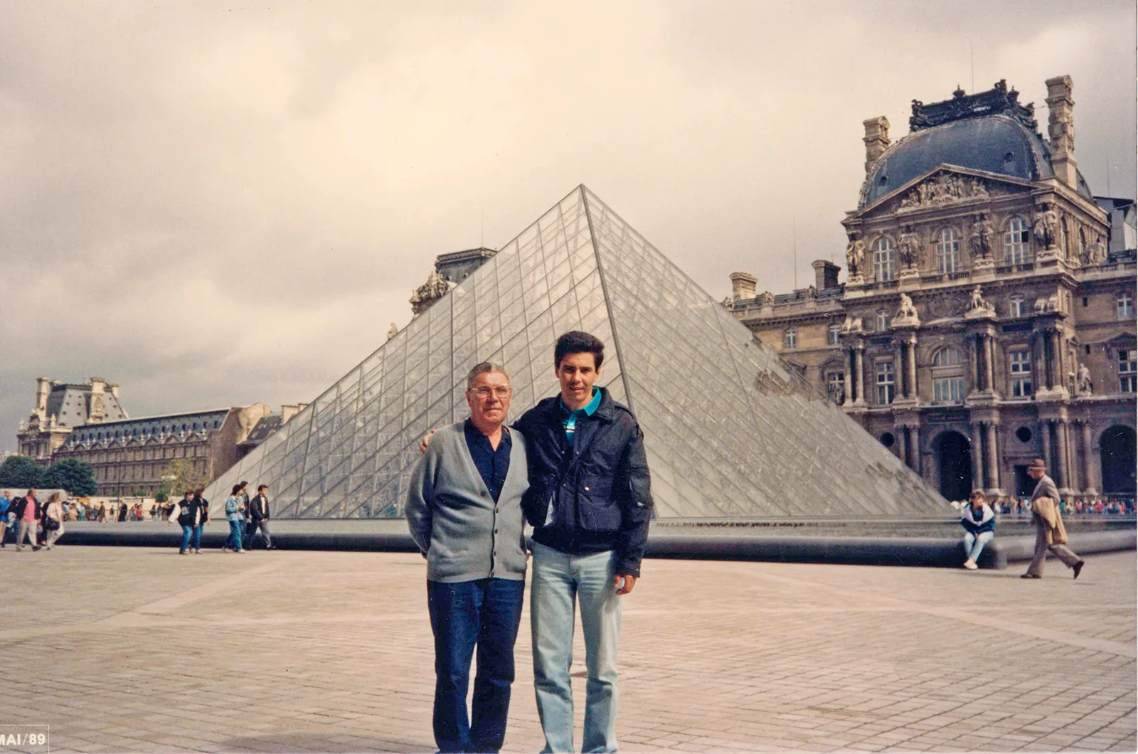 Sacilotto e o filho Valter. Museu do Louvre, Paris, 1989
