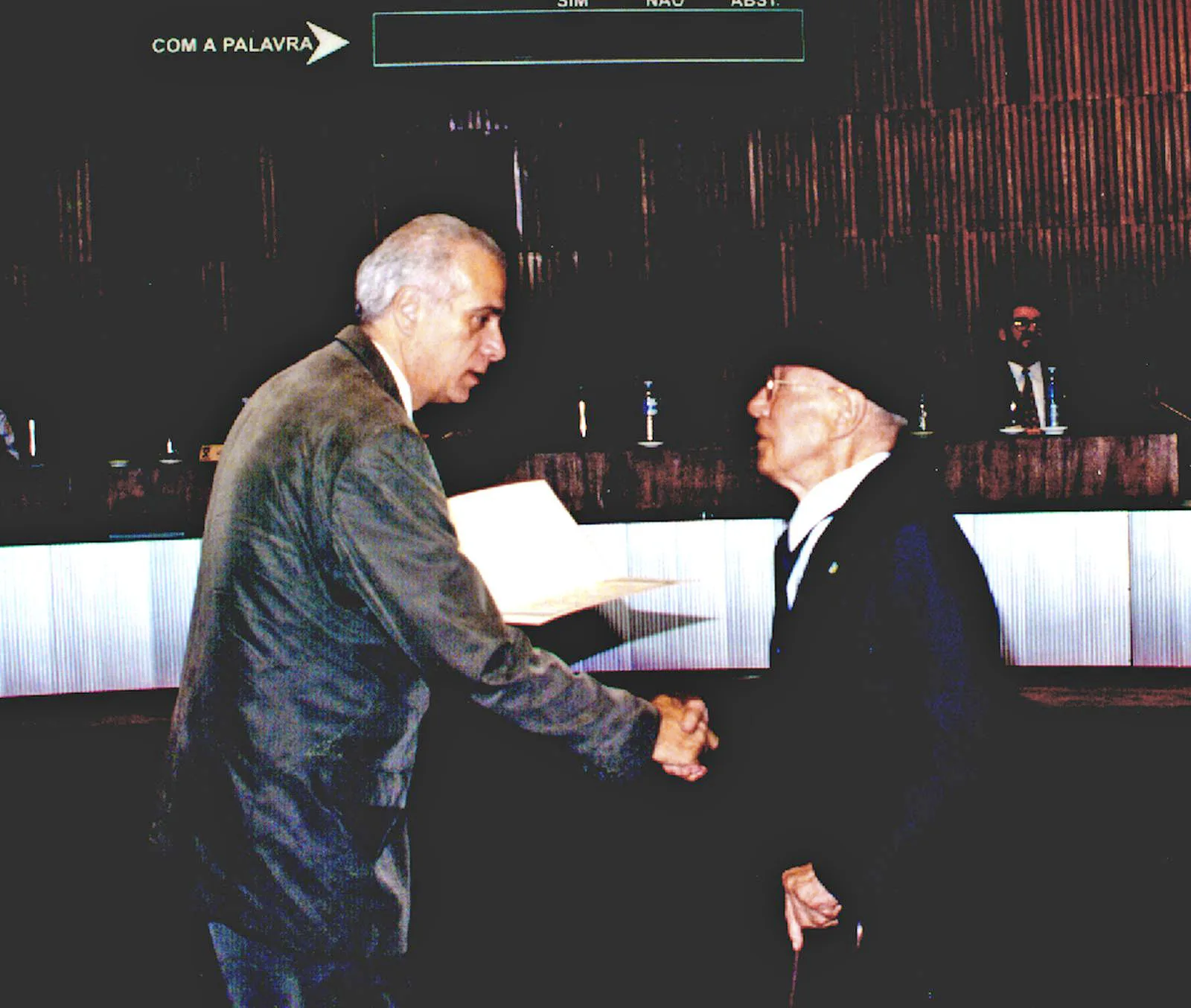 Celso Daniel, prefeito de Santo André, entrega a Luiz Sacilotto a Medalha de Mérito do Município, 2000