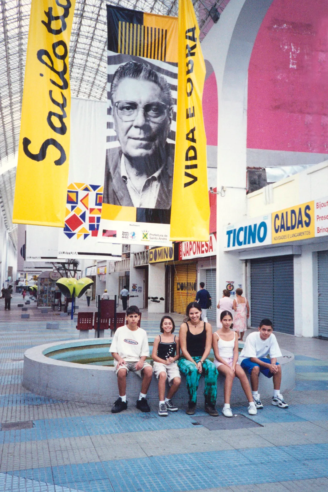 Netos de Sacilotto visitando a homenagem pública "Sacilotto, vida e obra" no Calçadão da Rua Coronel Oliveira Lima, em Santo André, 2001