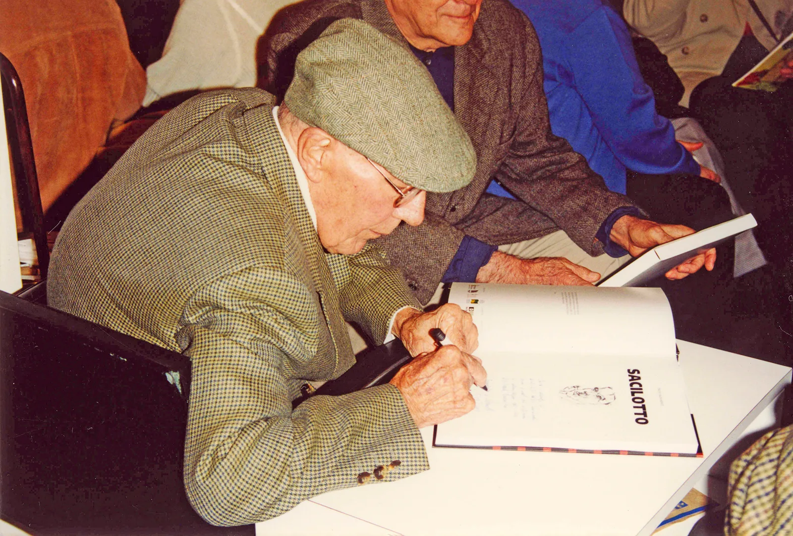 Sacilotto no lançamento do livro sobre sua vida e obra na Dan Galeria, 2001