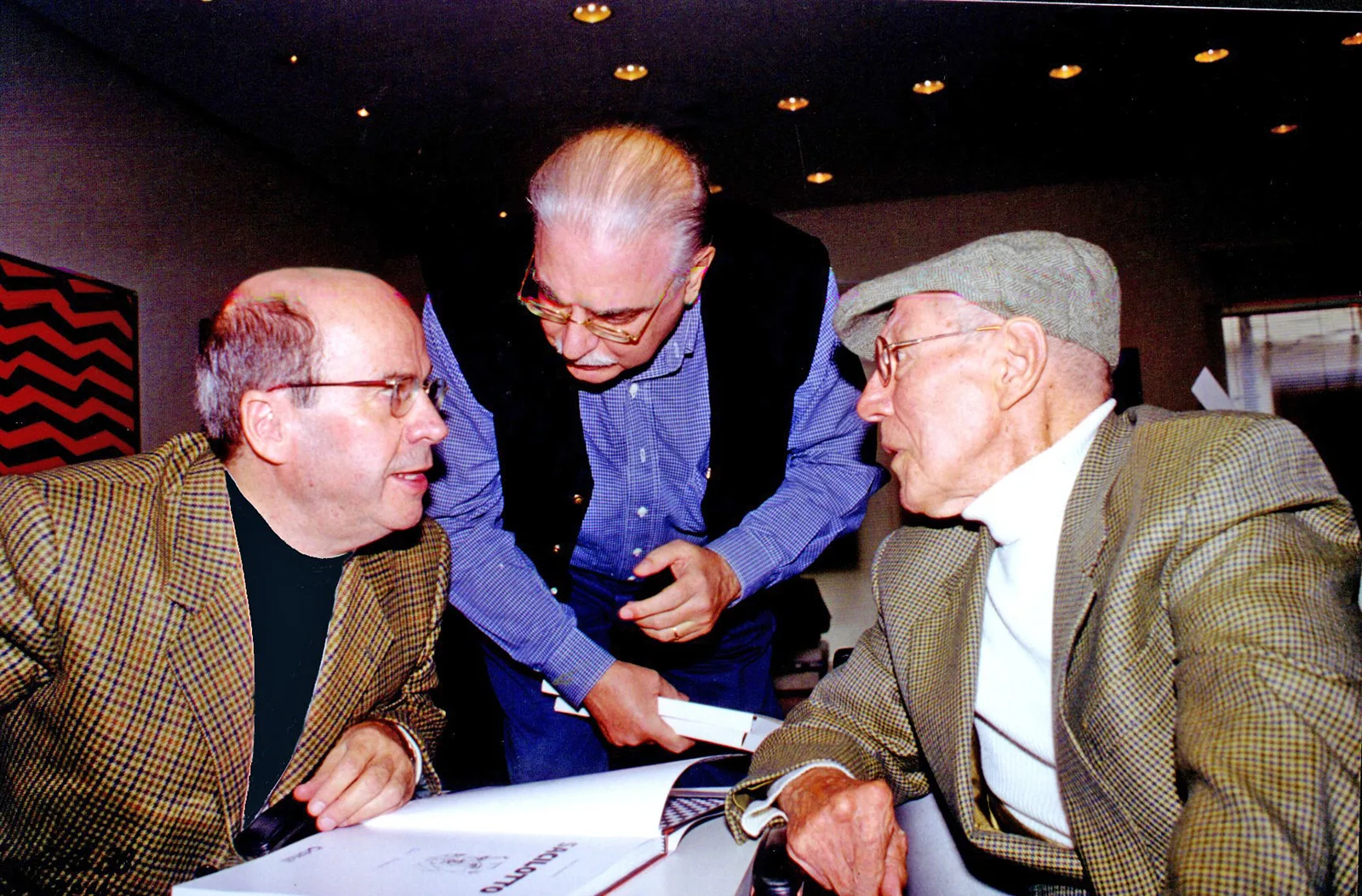 Enock Sacramento, Augusto de Campos e Sacilotto no lançamento do livro do artista, 2001