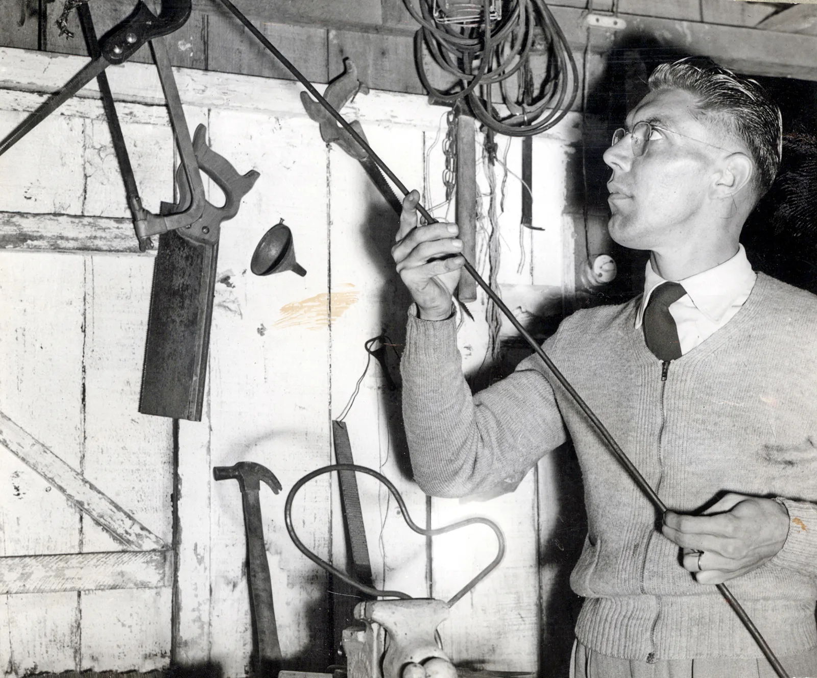 Luiz Sacilotto, em 1952, na oficina em que fez suas primeiras esculturas de corte e dobra. Foto: Gil Passarelli
