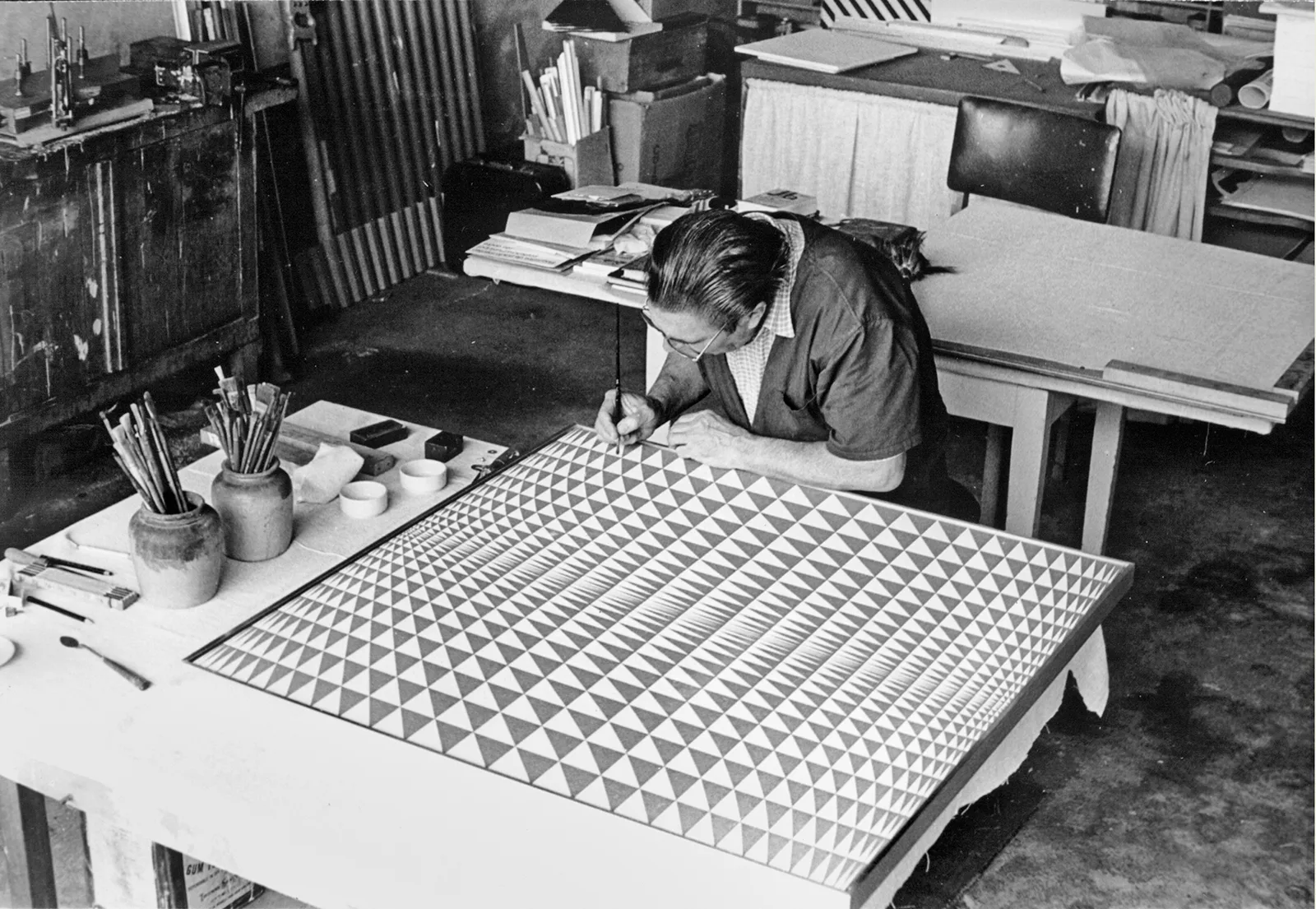 Sacilotto em seu ateliê, trabalhando na obra "C 8082"