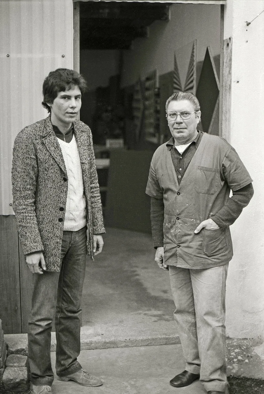 Sacilotto e o filho Valter na entrada do ateliê Galpão, c. 1980