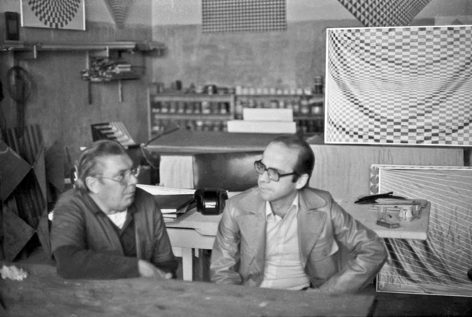 Sacilotto e Enock Sacramento no ateliê Galpão, c. 1980