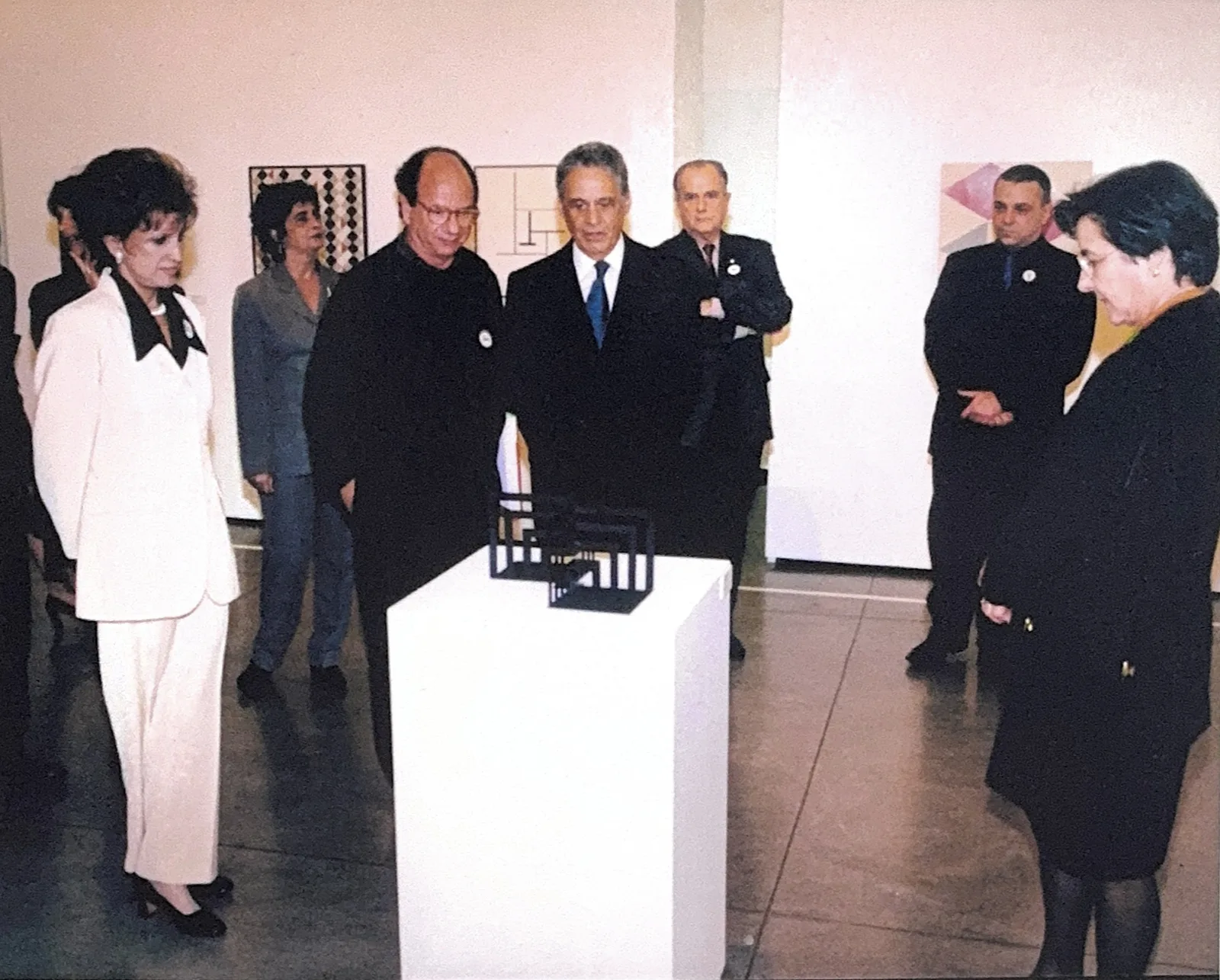 “Arte construtiva no Brasil: coleção Adolpho Leirner”, no MAM-SP, em 1998. O Presidente da República, Fernando Henrique Cardoso, e dona Ruth Cardoso, observam a escultura “Concreção 5942”, de autoria de Luiz Sacilotto. À esquerda, Milú Vilella, presidente do MAM-SP