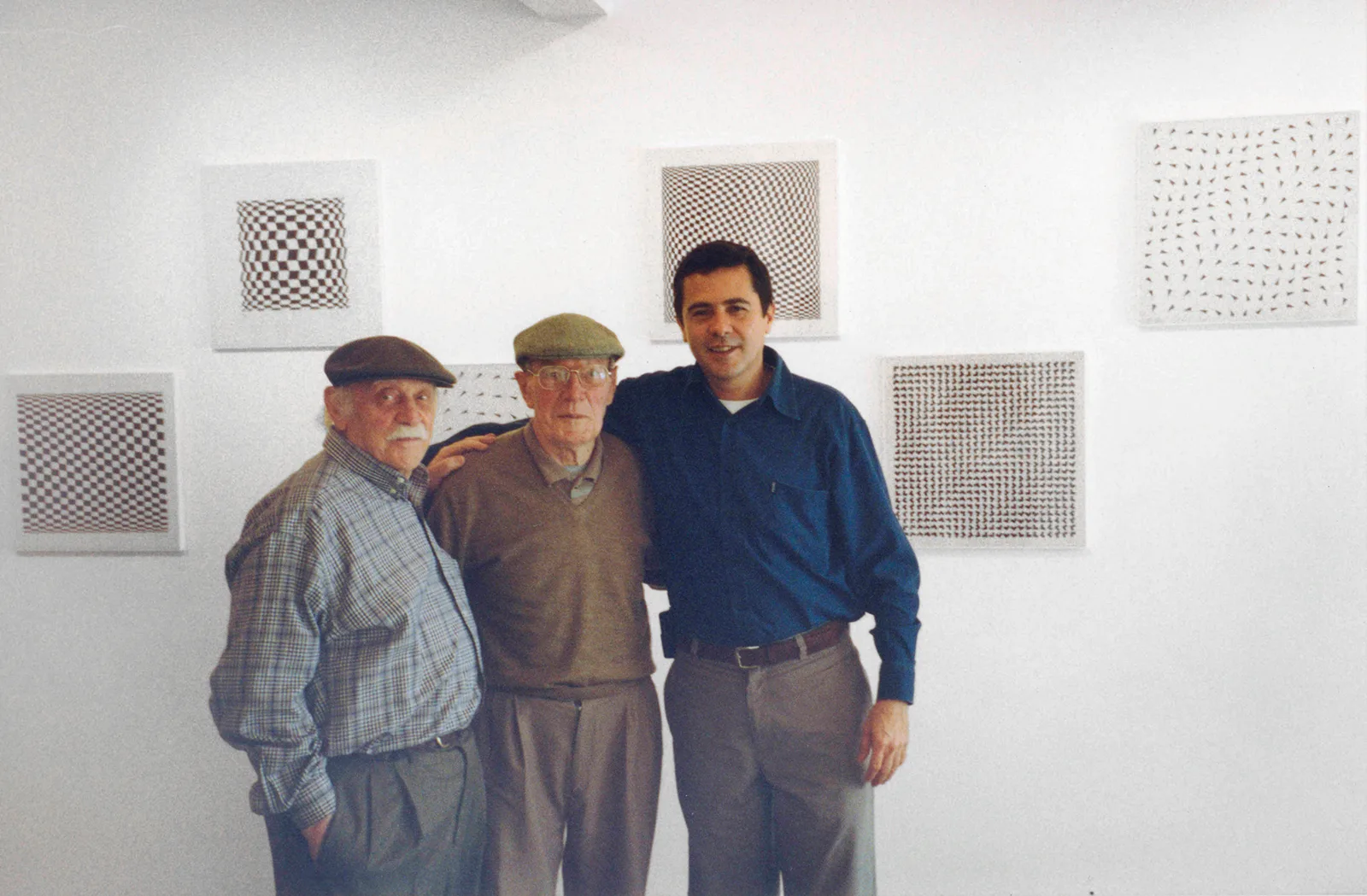 Sacilotto, Hércules Barsotti e Silvio Nery na exposição "Sacilotto: desenhos 1974-1982". Galeria Silvio Nery, São Paulo, 2001