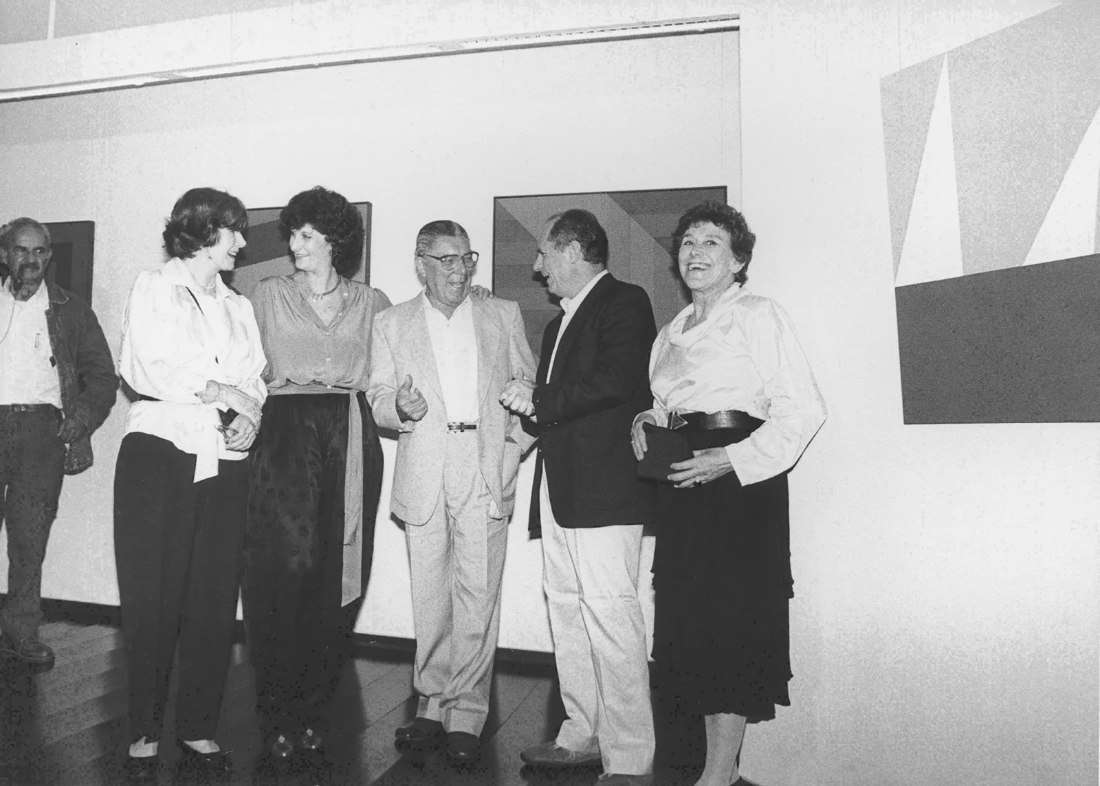 Sacilotto conversa com Ladi Biesus na abertura da exposição "Geometrias paulistas" na Sadalla Galeria de Arte, em São Paulo, em 1986. Foto: Cesar Diniz