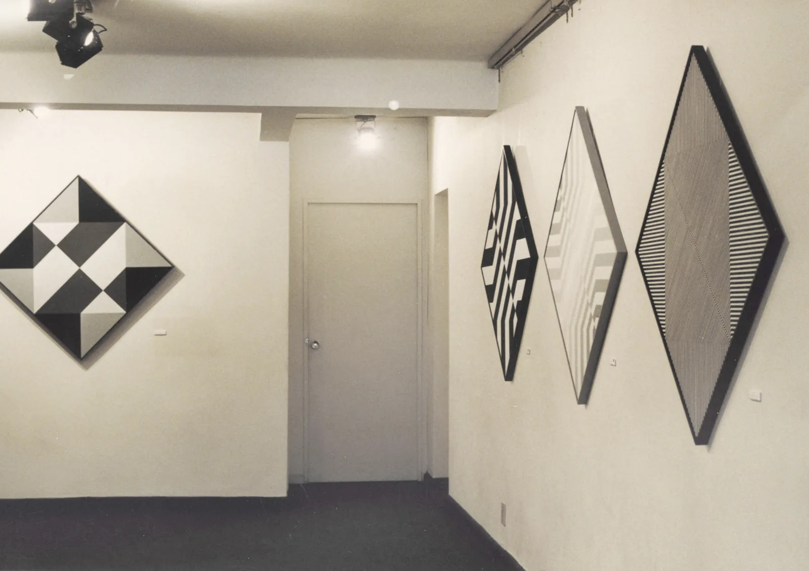 Exposição "Intermutações" na Galeria Choice, em São Paulo, 1986. Foto: Calixto Murakami