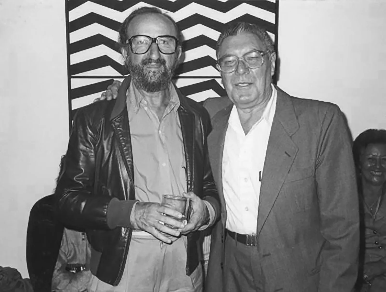 Sacilotto e Décio Pignatari na abertura da exposição "Luiz Sacilotto" na Galeria Millan, em São Paulo, 1988