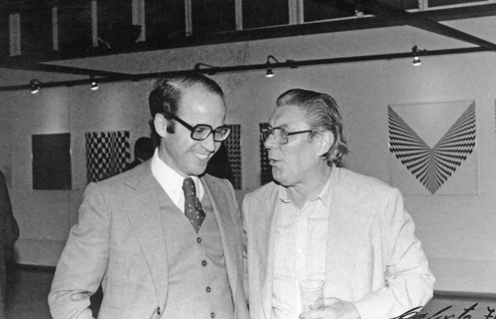 Enock Sacramento e Luiz Sacilotto na abertura da exposição retrospectiva do artista, "Expressões e concreções" no MAM-SP, 1980. Foto: Calixto Murakami