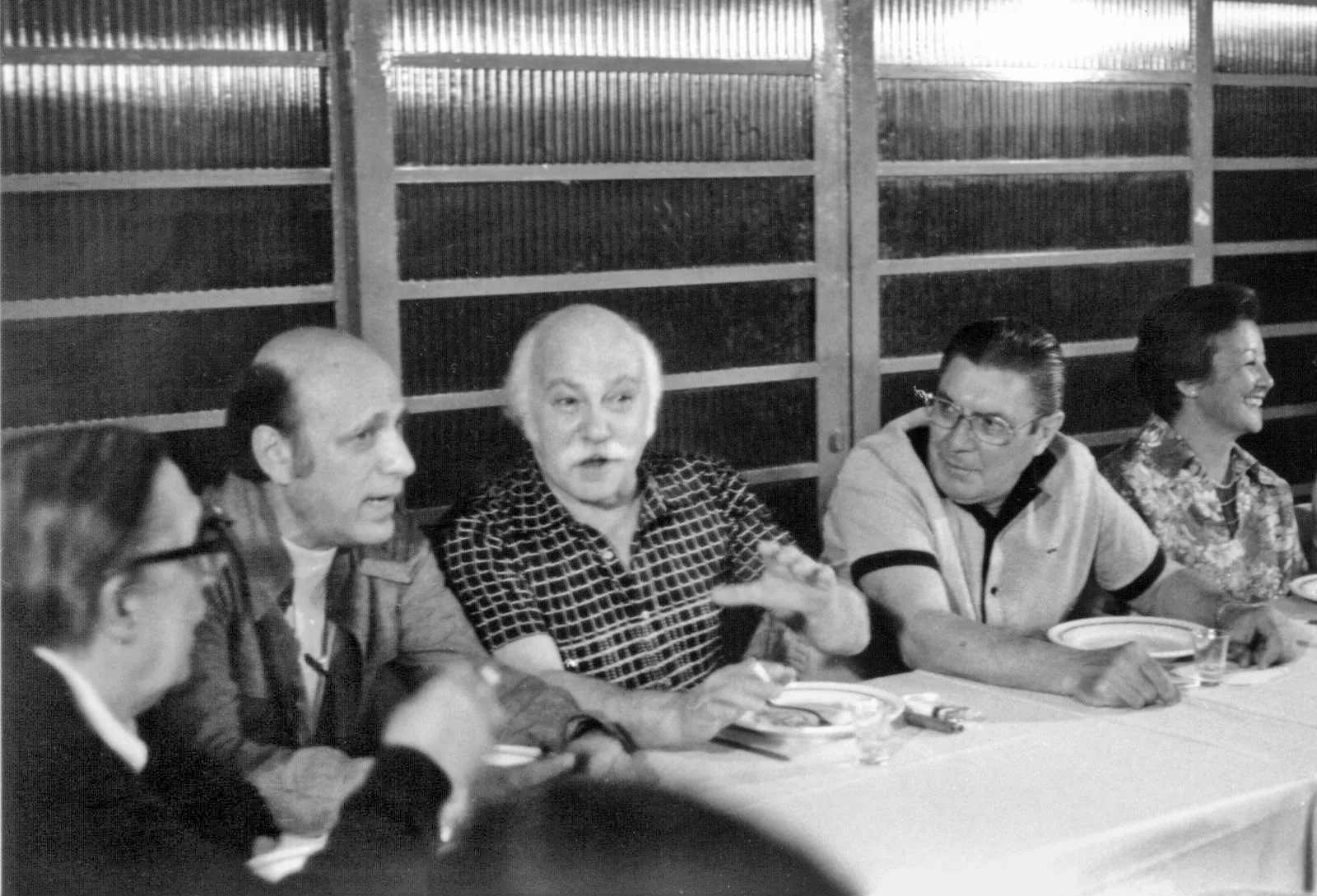 Sacilotto e Hermelindo Fiaminghi comemorando com Arcangelo Ianelli e Geraldo de Barros a abertura das retrospectivas no MAM-SP, 1980. Foto: Calixto Murakami