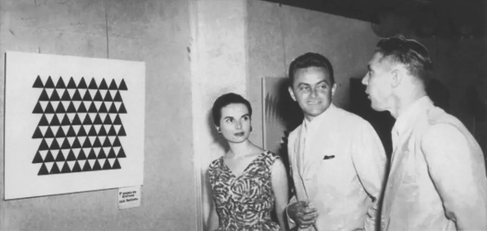 Sacilotto, Lygia Pape e pessoa não identificada na "I Exposição Nacional de Arte Concreta", no MAM-RJ, 1957