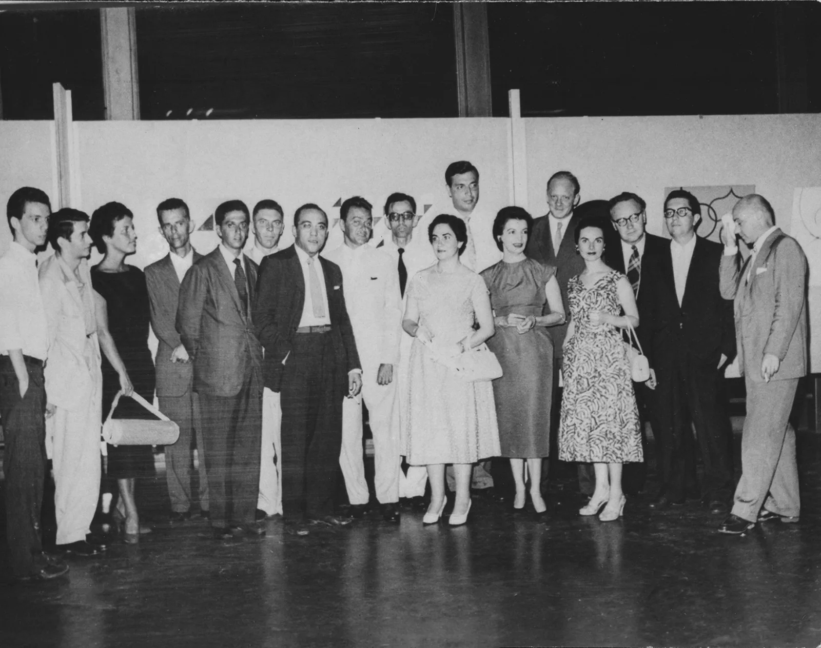"I Exposição Nacional de Arte Concreta", Rio de Janeiro, 1957. Da esquerda para a direita: Hélio Oiticica, Ivan Serpa, Franz Weissmann, Sacilotto, Aloísio Carvão, Judith Lauand, Lygia Clark, Lygia Pape, Waldemar Cordeiro, Fejer, Charoux, Maurício Nogueira Lima e Fiaminghi