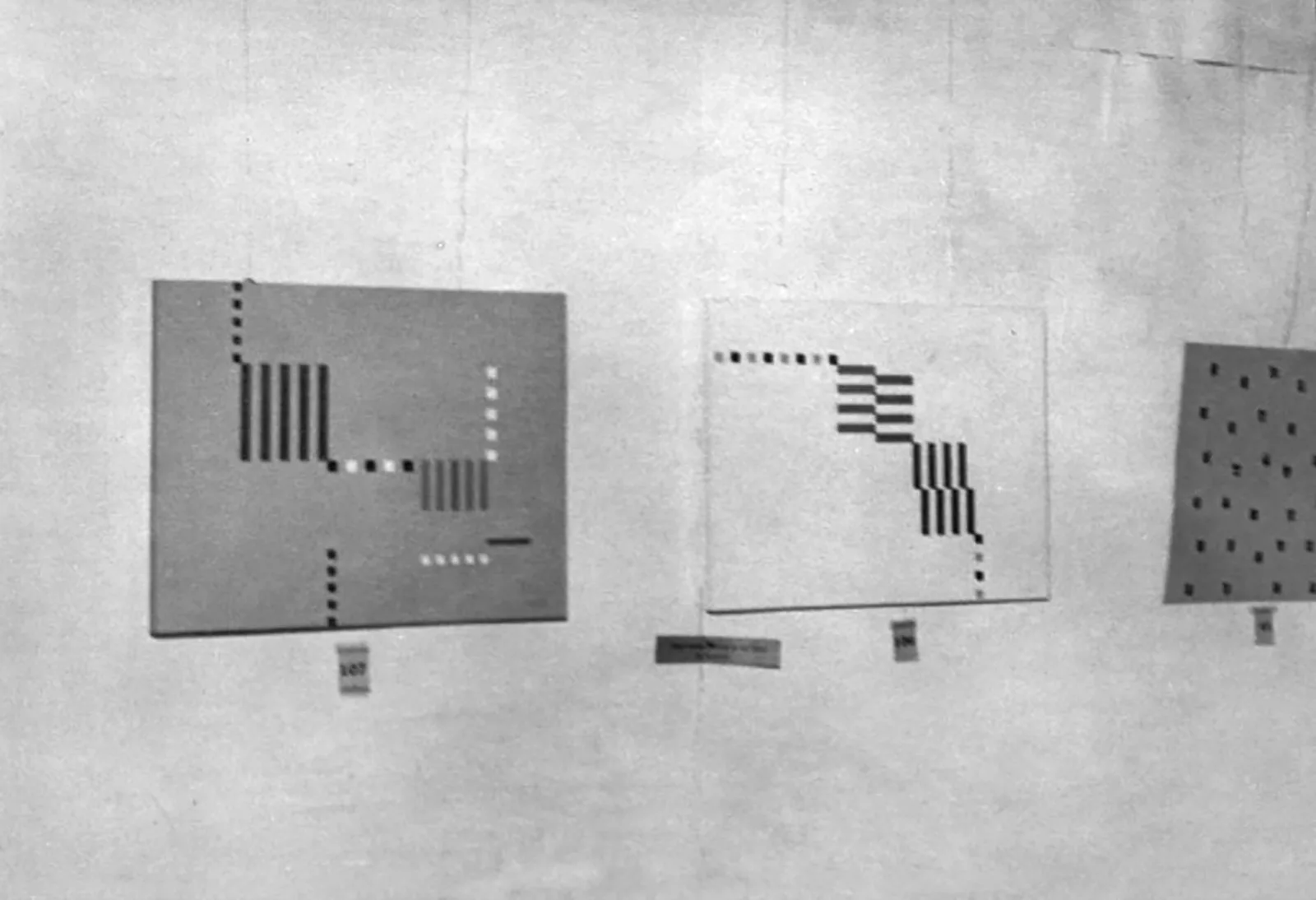“2o Salão Paulista de Arte Moderna”, Galeria Prestes Maia, 1952. Da esquerda para a direita, obras “Movimentos coordenados” e “Ritmos sucessivos”