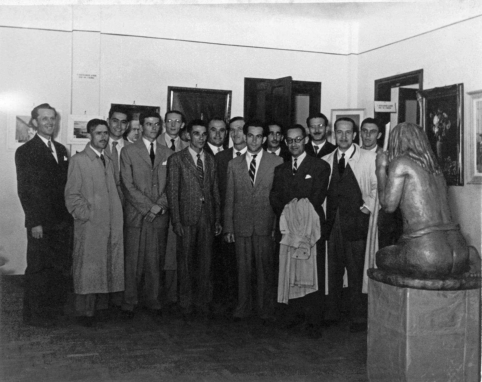 Sacilotto, à direita, com participantes do "2º Salão de Belas Artes do Município", realizado no Clube Atlético Aramaçan, em Santo André, 1948. Foto: Henri Oliveira Balotti