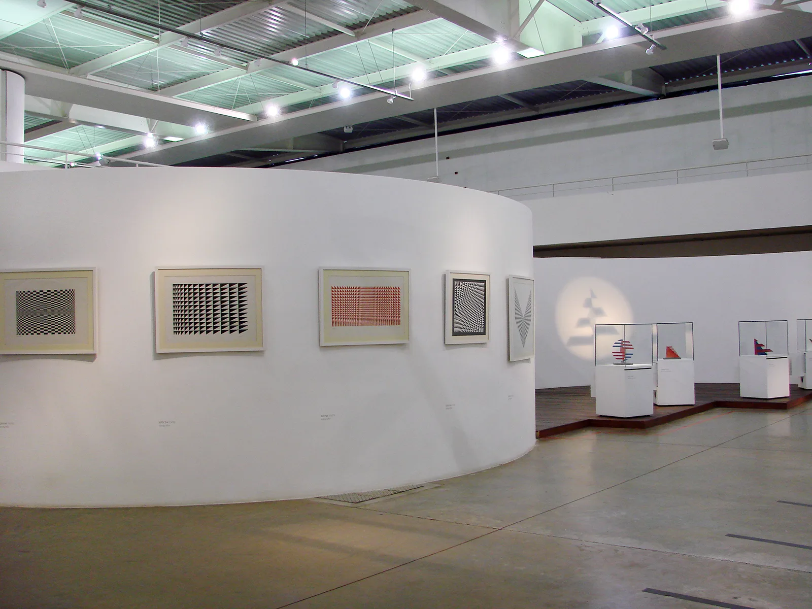 Exposição "Luiz Sacilotto: operário da forma" na Sabina — Escola Parque do Conhecimento, Santo André, 2007. Foto: Sergio Guerini