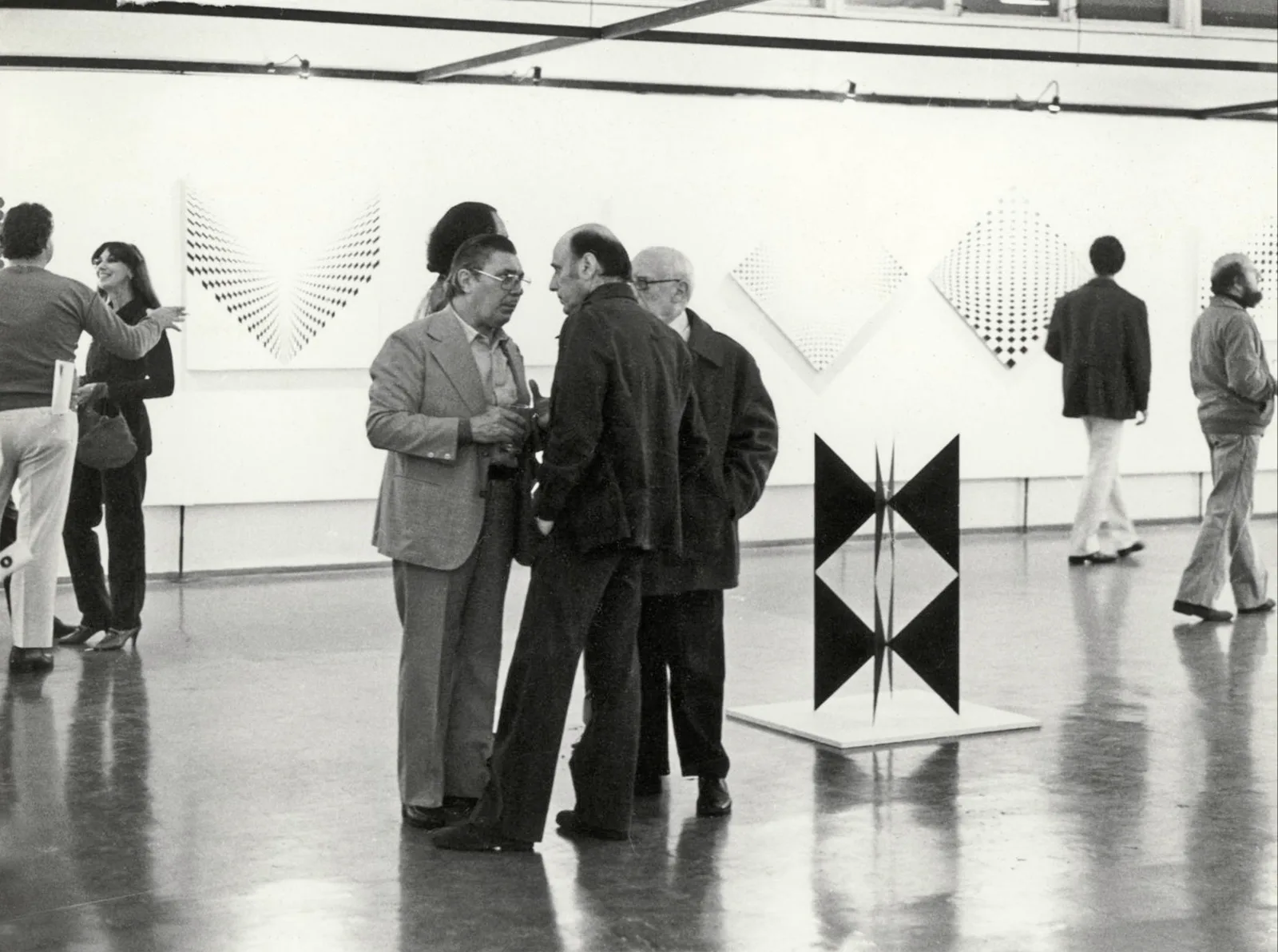 Sacilotto conversando com Arcangelo Ianelli e o crítico Paulo Mendes de Almeida. Museu de Arte Moderna, São Paulo, SP, 1980. Foto: Calixto Murakami