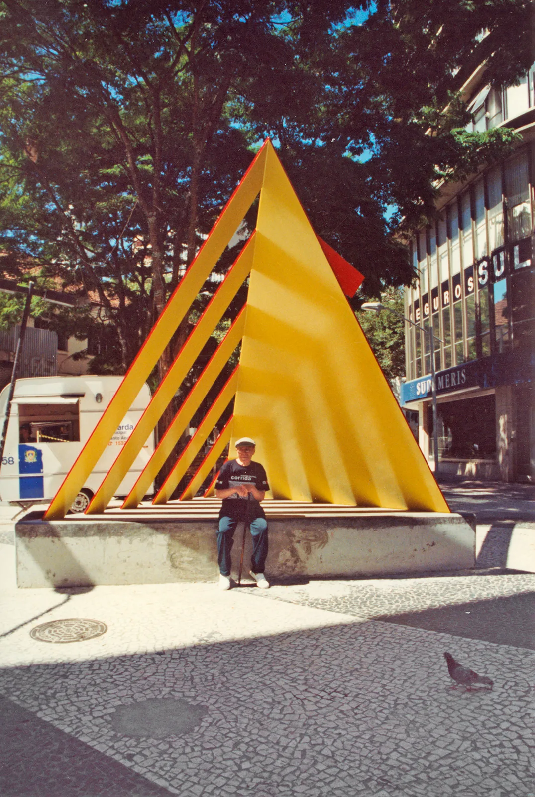 Luiz Sacilotto, “C 0005”, 2000, aço carbono pintado, 400 × 400 cm. Santo André, SP