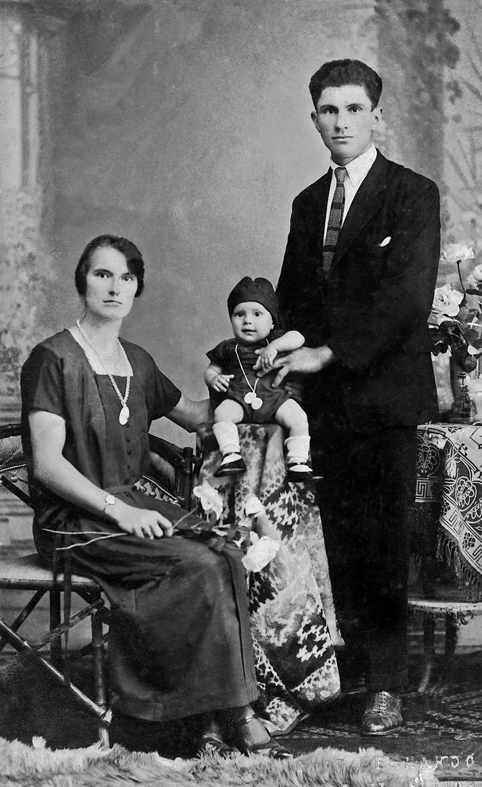 Thereza Cancellier Sacilotto e Antonio Sacilotto com o filho Luiz, aos 10 meses de idade, 1925