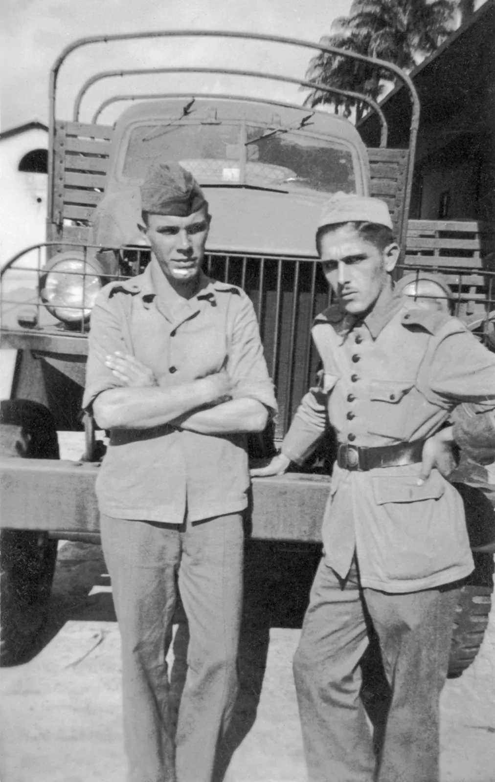 Sacilotto, à esquerda, na Vila Militar, Rio de Janeiro, RJ, 1945