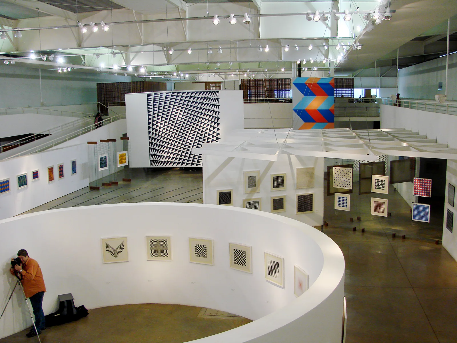 Exposição "Luiz Sacilotto: operário da forma" na Sabina — Escola Parque do Conhecimento, Santo André, SP, 2007. Foto: Sergio Guerini