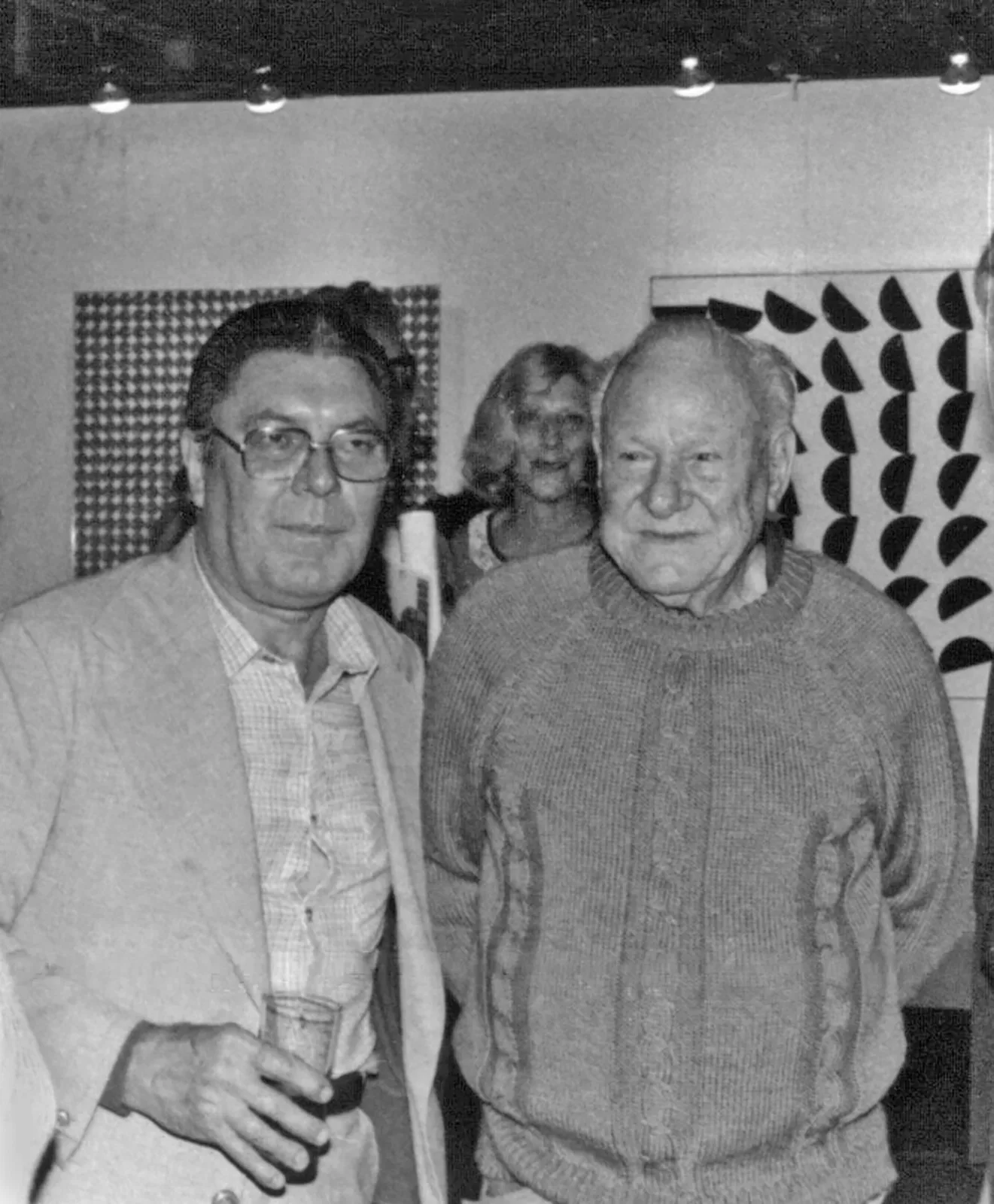 Sacilotto e Alfredo Volpi na abertura da exposição retrospectiva do artista, "Expressões e concreções" no MAM-SP, 1980. Foto: Calixto Murakami