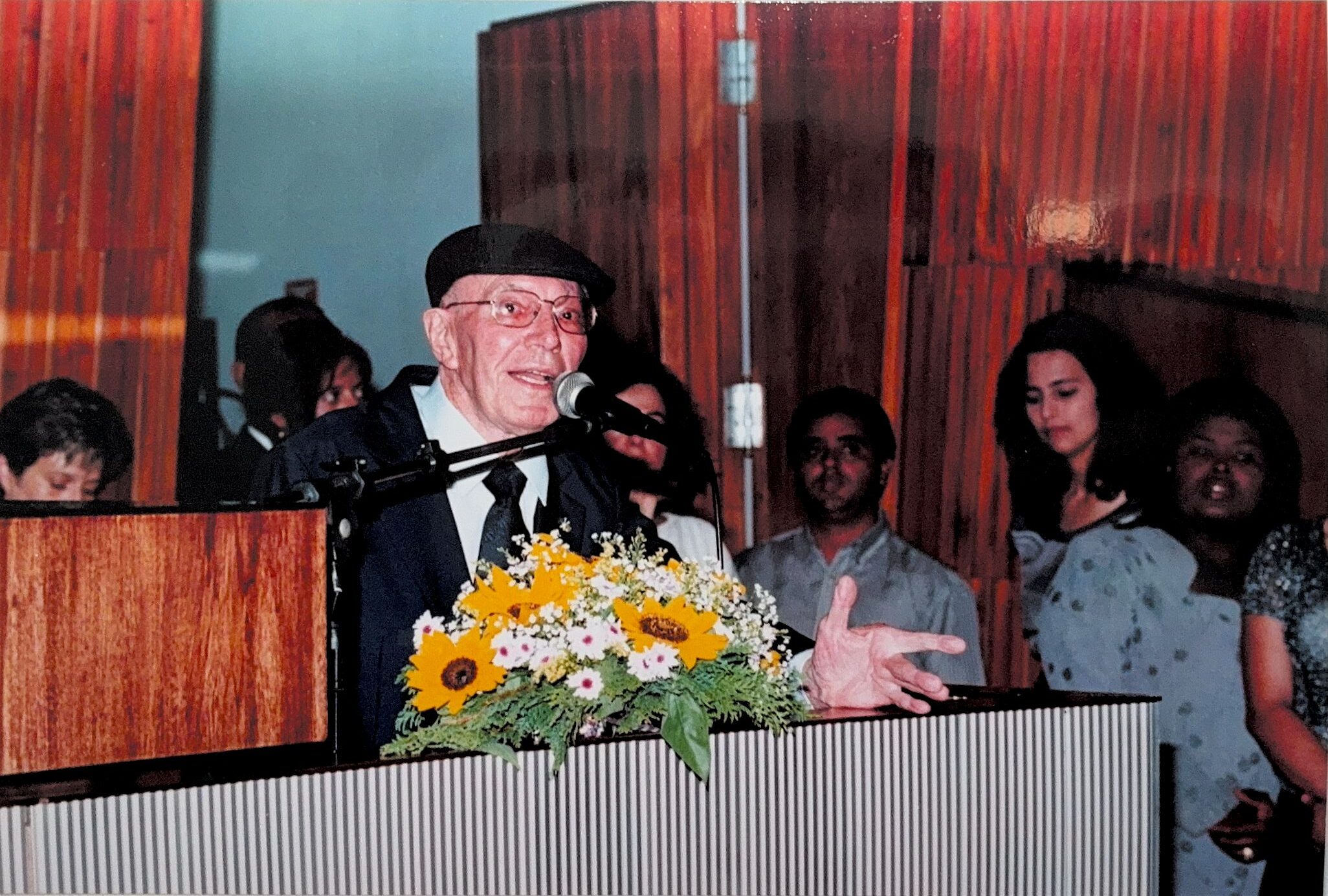 Luiz Sacilotto em cerimônia de entrega da Medalha de Mérito do Município de Santo André, em 2000