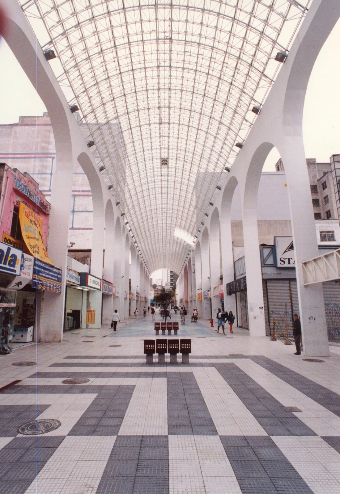 Calçadão da Rua Coronel Oliveira Lima, desenhado por Sacilotto, 2000. Foto: David Rego Jr.